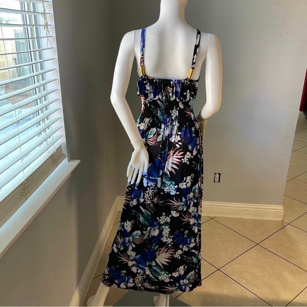 New Women’s Blue Floral Sleeveless dress size Large
Stretchy
Sundress - Picture 2 of 5